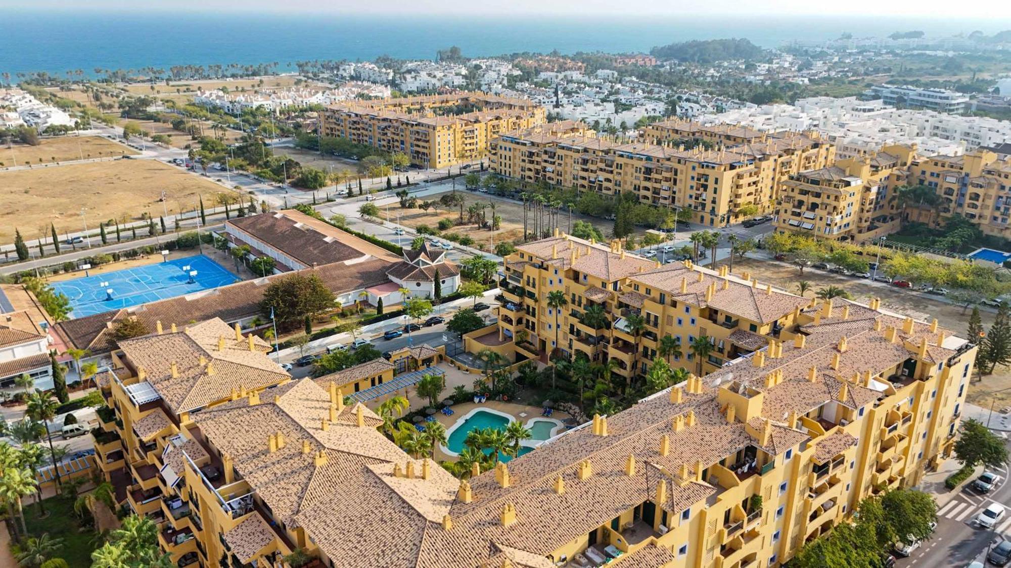 Modern 3-bedroom Haven In Almendros San Pedro